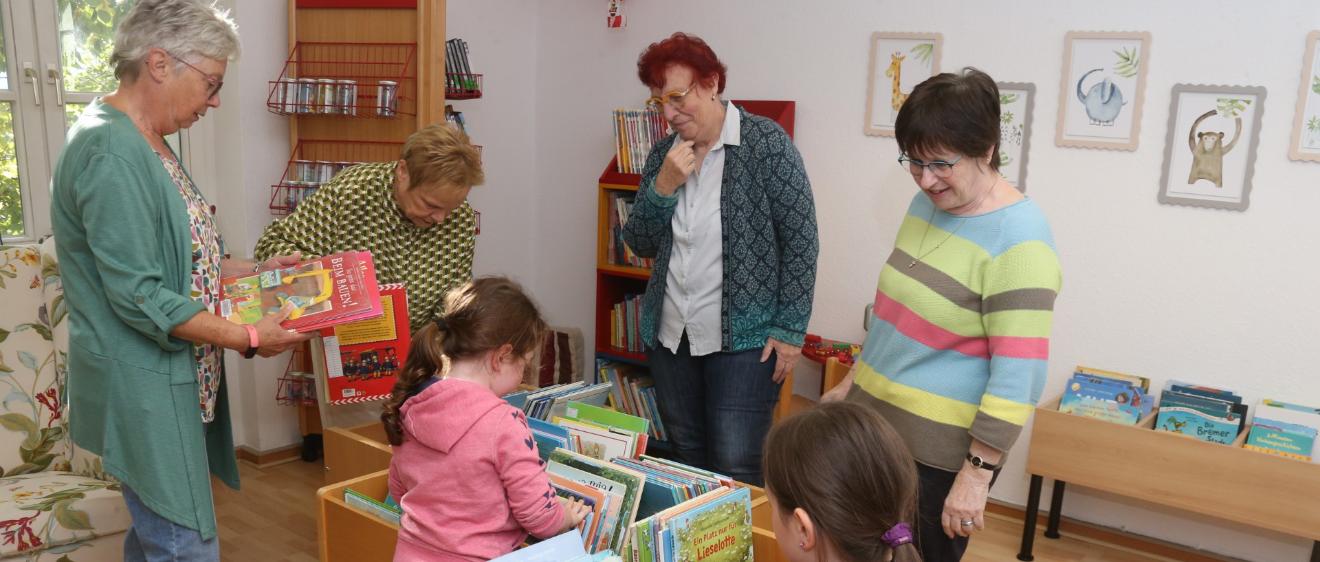 Gaby Breitbach, Jutta Peiker, Karin Barth und Heike Rieser (von rechts) haben in der KÖB zwei junge Leseratten zu Gast. Zum Team gehören noch Irem Budak (vgl. Artikel unten) sowie Hiltrud Henrich (nicht auf dem Bild).