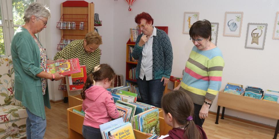 Gaby Breitbach, Jutta Peiker, Karin Barth und Heike Rieser (von rechts) haben in der KÖB zwei junge Leseratten zu Gast. Zum Team gehören noch Irem Budak (vgl. Artikel unten) sowie Hiltrud Henrich (nicht auf dem Bild).