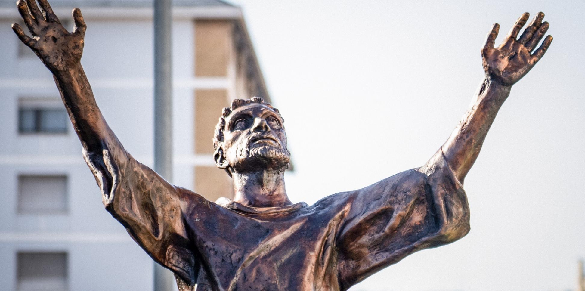 Statue des heiligen Franziskus nach einem Entwurf des Künstlers Marcello Tommasi am Ponte San Francesco d’Assisi in Rom.