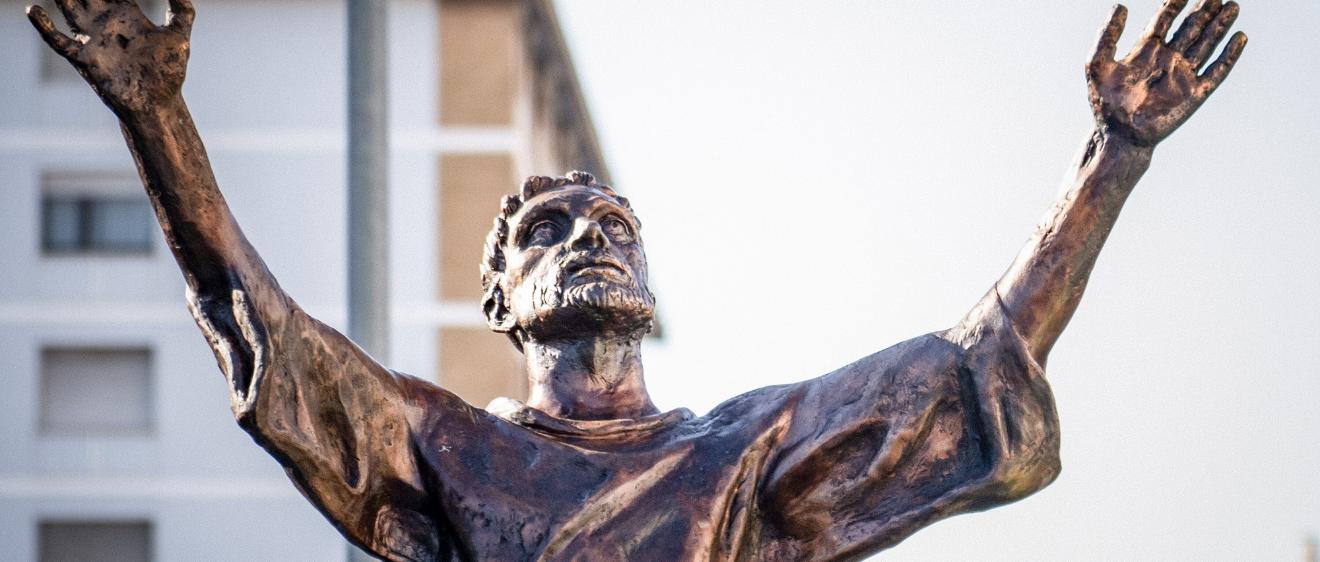 Statue des heiligen Franziskus nach einem Entwurf des Künstlers Marcello Tommasi am Ponte San Francesco d’Assisi in Rom.