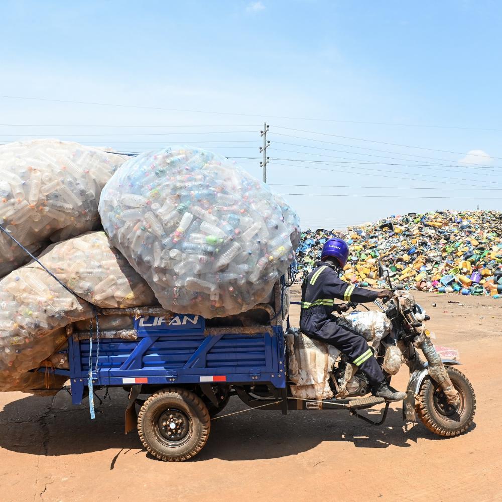 aro Seidu fährt mit seinem Lastenmotorrad 200 Kilo Plastikflaschen zu einem Recyclinghof in Ghana.