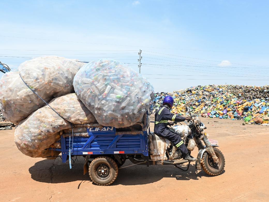 aro Seidu fährt mit seinem Lastenmotorrad 200 Kilo Plastikflaschen zu einem Recyclinghof in Ghana.