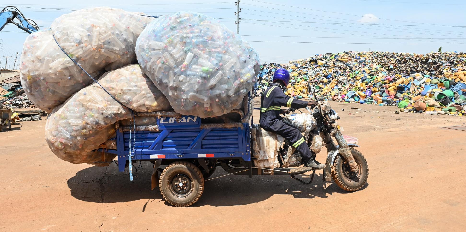 aro Seidu fährt mit seinem Lastenmotorrad 200 Kilo Plastikflaschen zu einem Recyclinghof in Ghana.