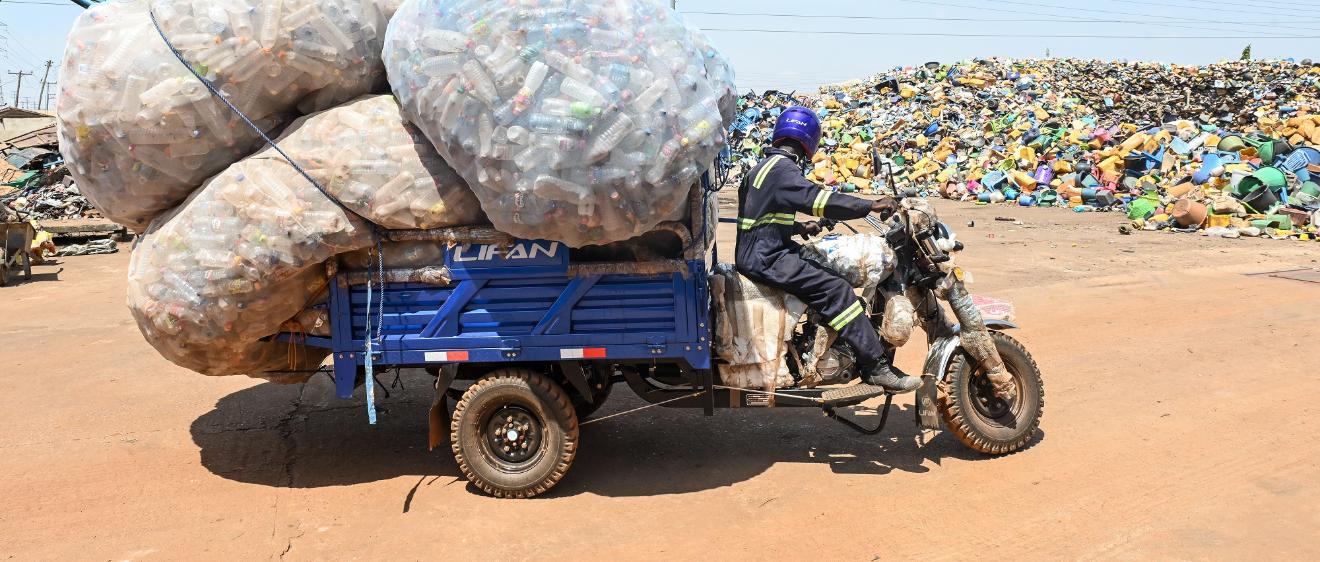 aro Seidu fährt mit seinem Lastenmotorrad 200 Kilo Plastikflaschen zu einem Recyclinghof in Ghana.