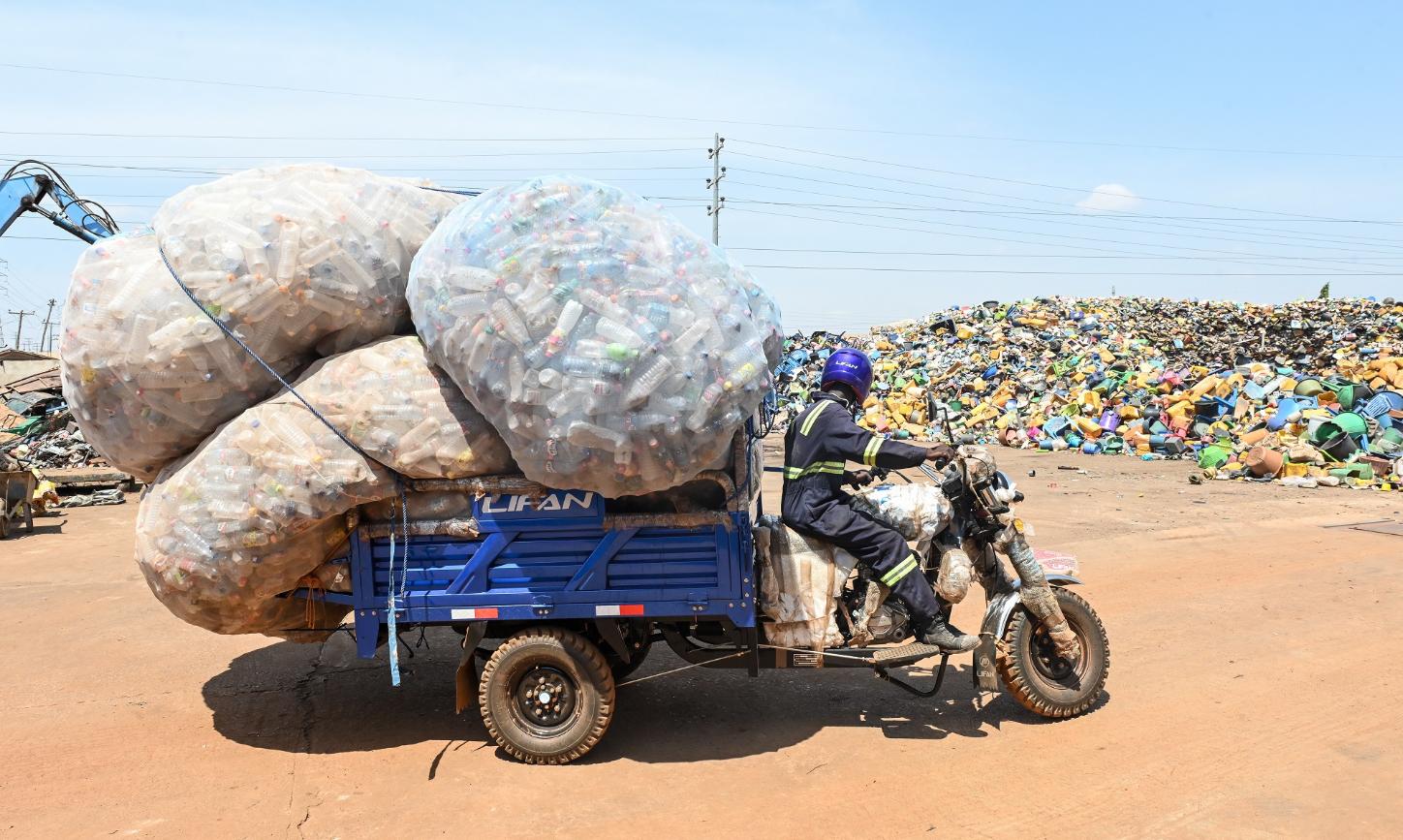 aro Seidu fährt mit seinem Lastenmotorrad 200 Kilo Plastikflaschen zu einem Recyclinghof in Ghana.