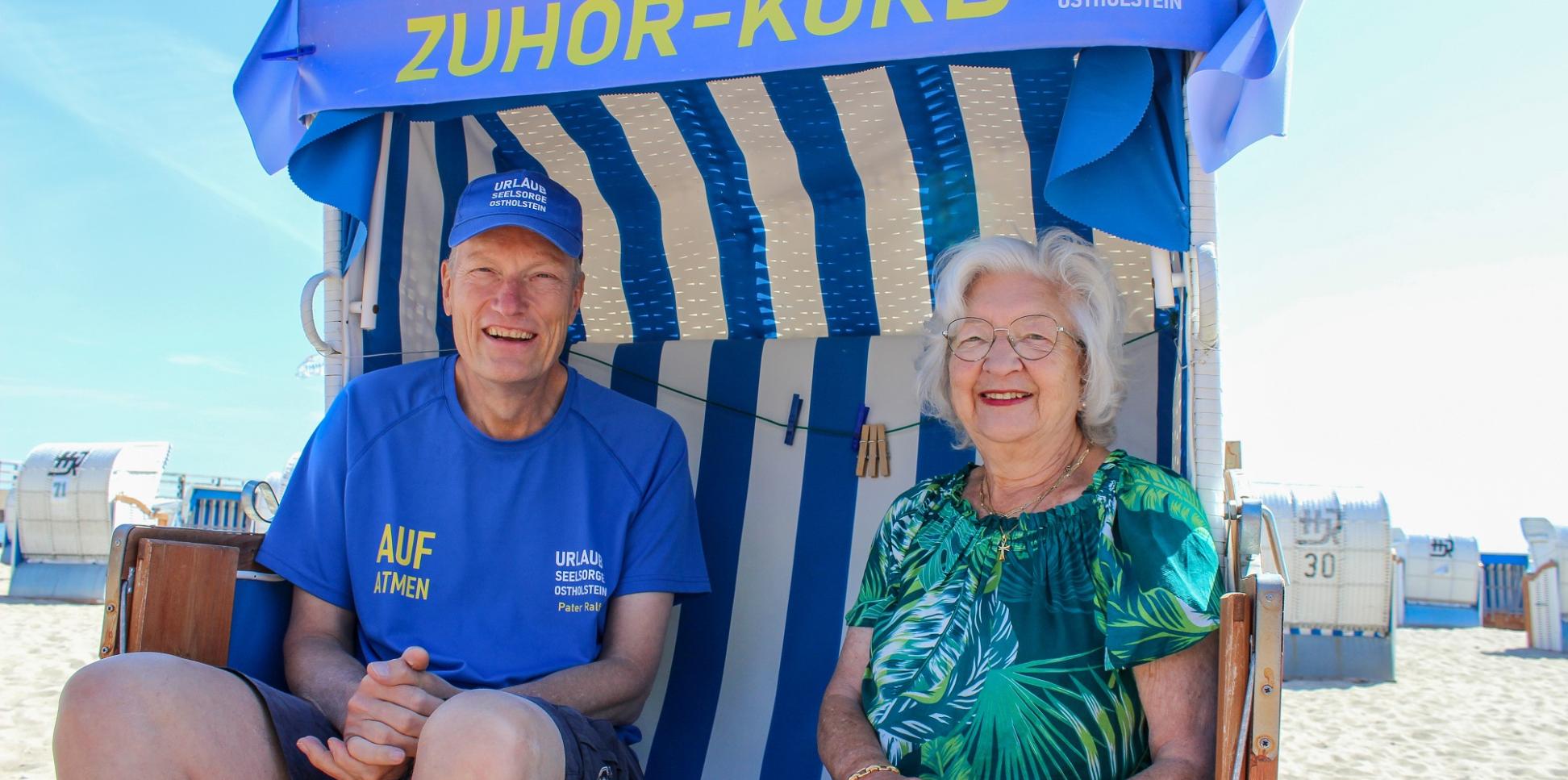 Urlauberseelsorger Pater Ralf Winterberg sitzt mit Touristin Anita Wendt im Ostseebad Dahme in einem „Zuhör-Korb“.