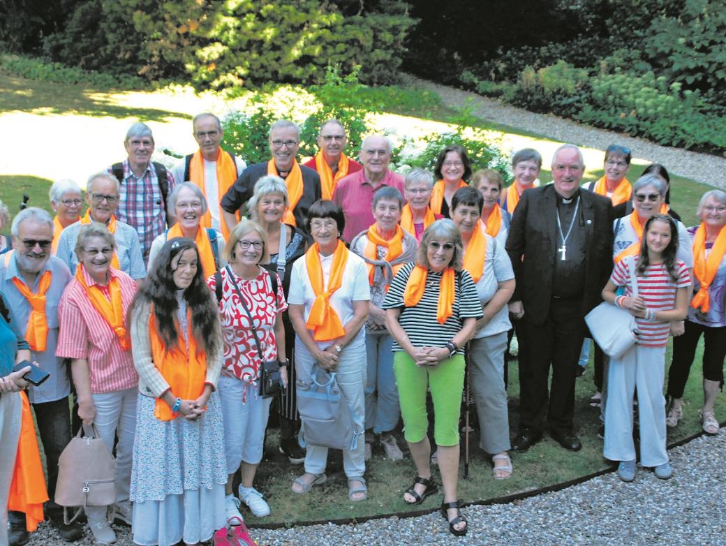 Die Pilgergruppe aus der Pfarrei Adula und Gregor von Pfalzel, Ehrang-Pfalzel-Biewer mit Weihbischof Theodorus Hoogenboom (vorne rechts) und Pfarrer Paul Diederichs (Mitte hinten) im Utrechter Bischofsgarten.