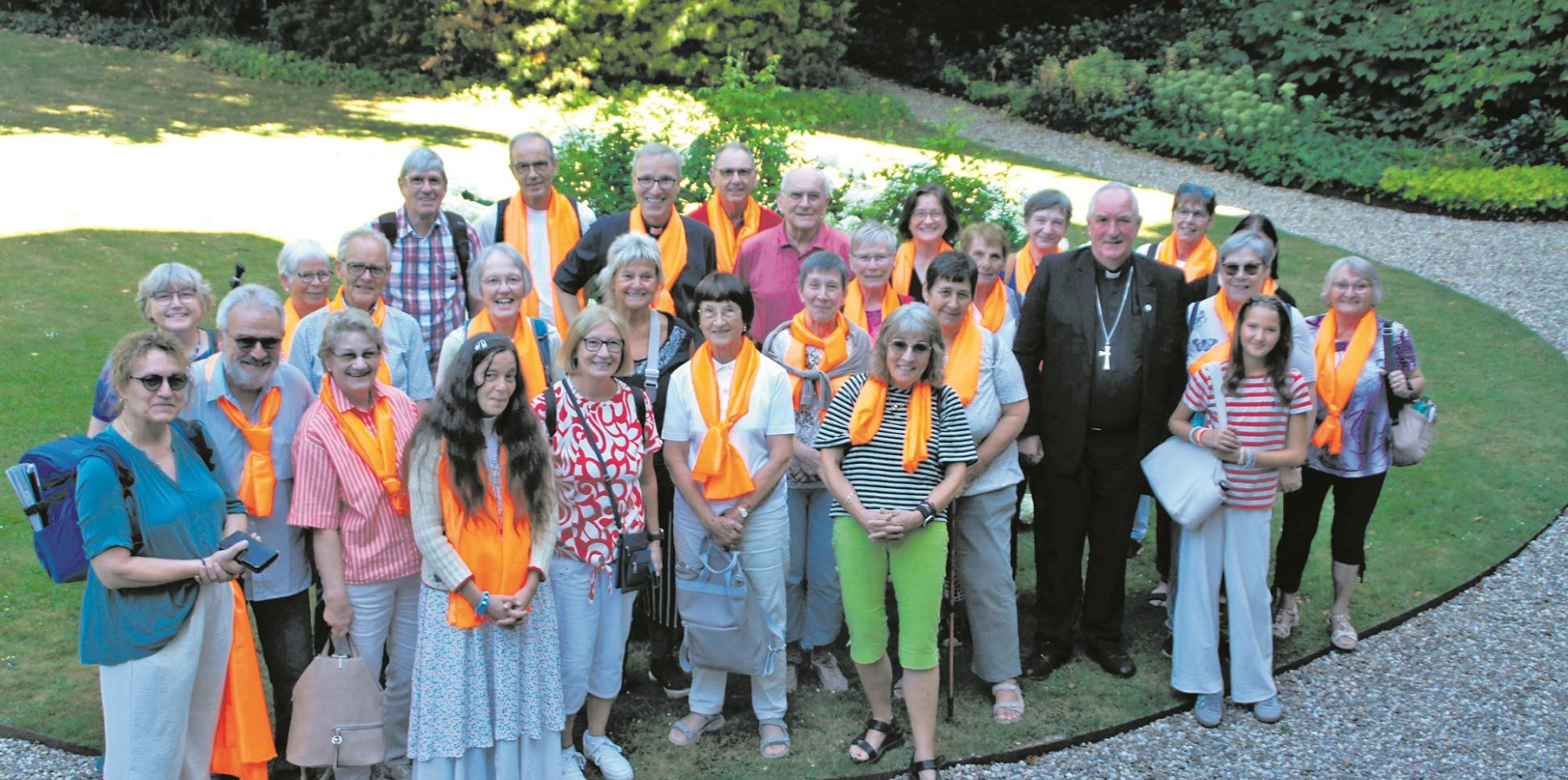 Die Pilgergruppe aus der Pfarrei Adula und Gregor von Pfalzel, Ehrang-Pfalzel-Biewer mit Weihbischof Theodorus Hoogenboom (vorne rechts) und Pfarrer Paul Diederichs (Mitte hinten) im Utrechter Bischofsgarten.