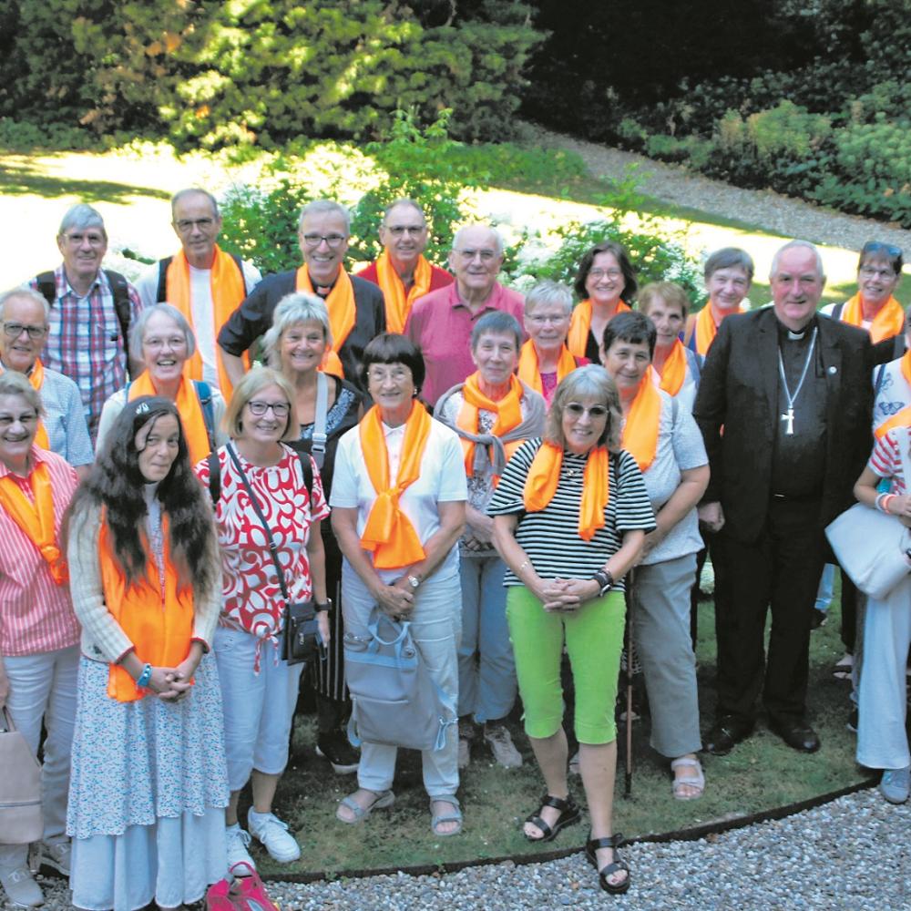 Die Pilgergruppe aus der Pfarrei Adula und Gregor von Pfalzel, Ehrang-Pfalzel-Biewer mit Weihbischof Theodorus Hoogenboom (vorne rechts) und Pfarrer Paul Diederichs (Mitte hinten) im Utrechter Bischofsgarten.