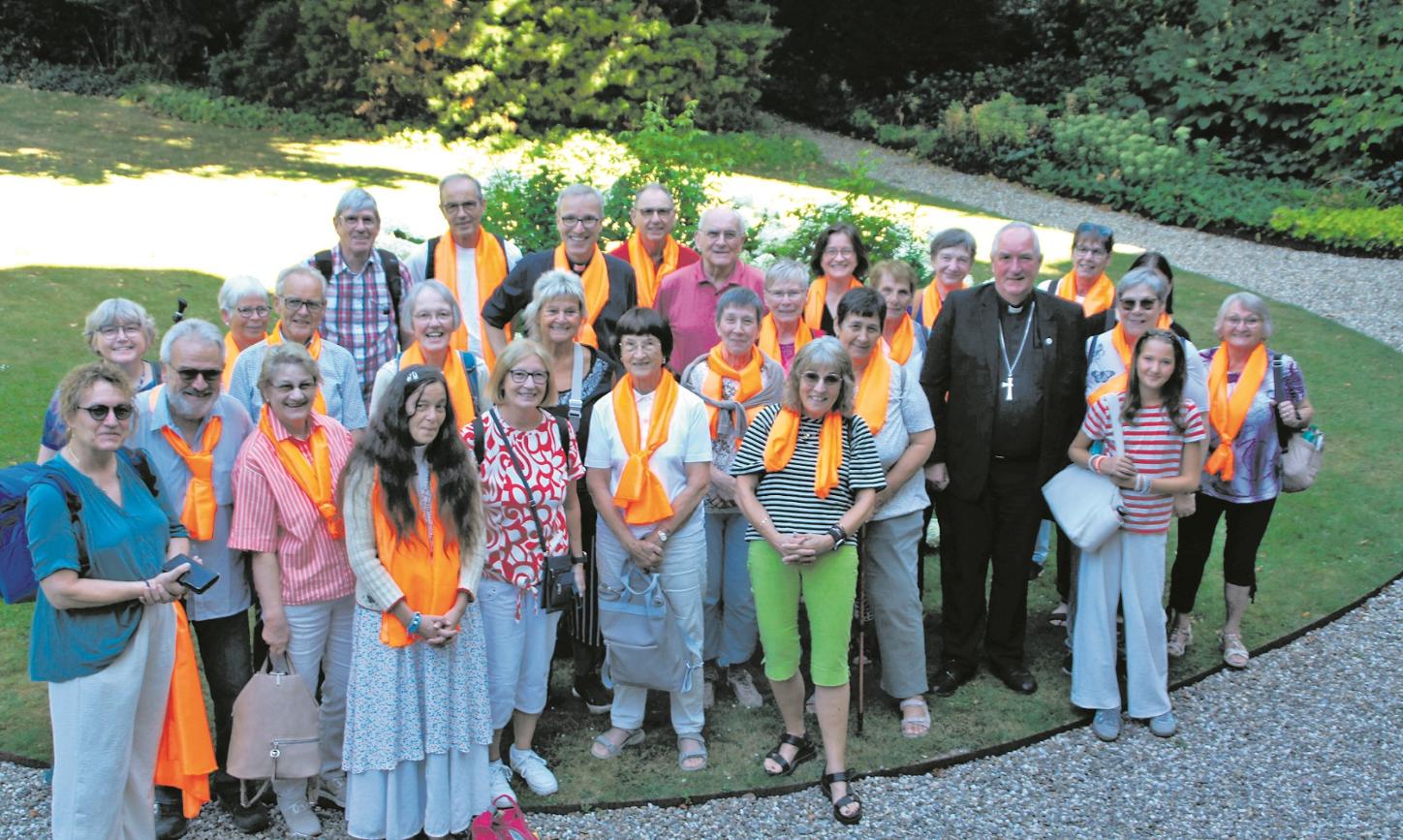 Die Pilgergruppe aus der Pfarrei Adula und Gregor von Pfalzel, Ehrang-Pfalzel-Biewer mit Weihbischof Theodorus Hoogenboom (vorne rechts) und Pfarrer Paul Diederichs (Mitte hinten) im Utrechter Bischofsgarten.