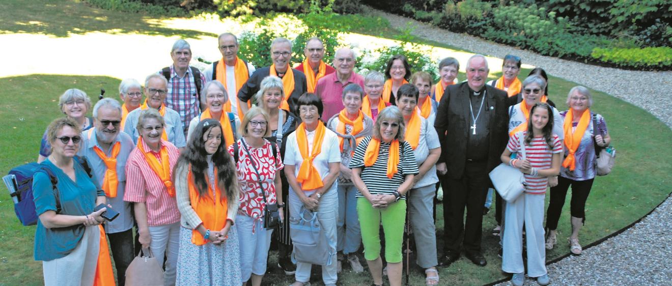 Die Pilgergruppe aus der Pfarrei Adula und Gregor von Pfalzel, Ehrang-Pfalzel-Biewer mit Weihbischof Theodorus Hoogenboom (vorne rechts) und Pfarrer Paul Diederichs (Mitte hinten) im Utrechter Bischofsgarten.
