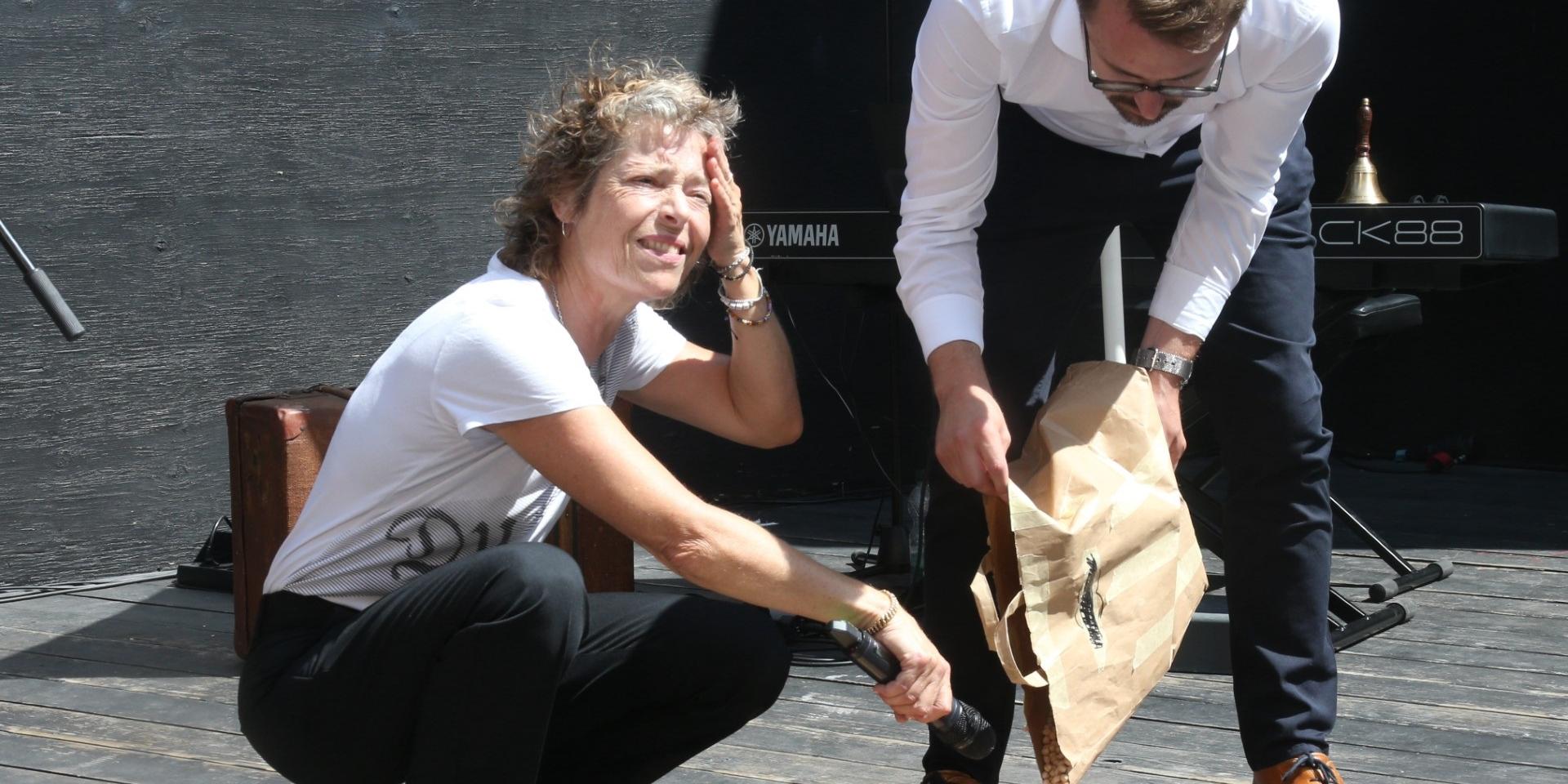 Verena Rendtorff und Markus Busch Kichererbsen füllen Kichererbsen in einen zwei Töpfe.