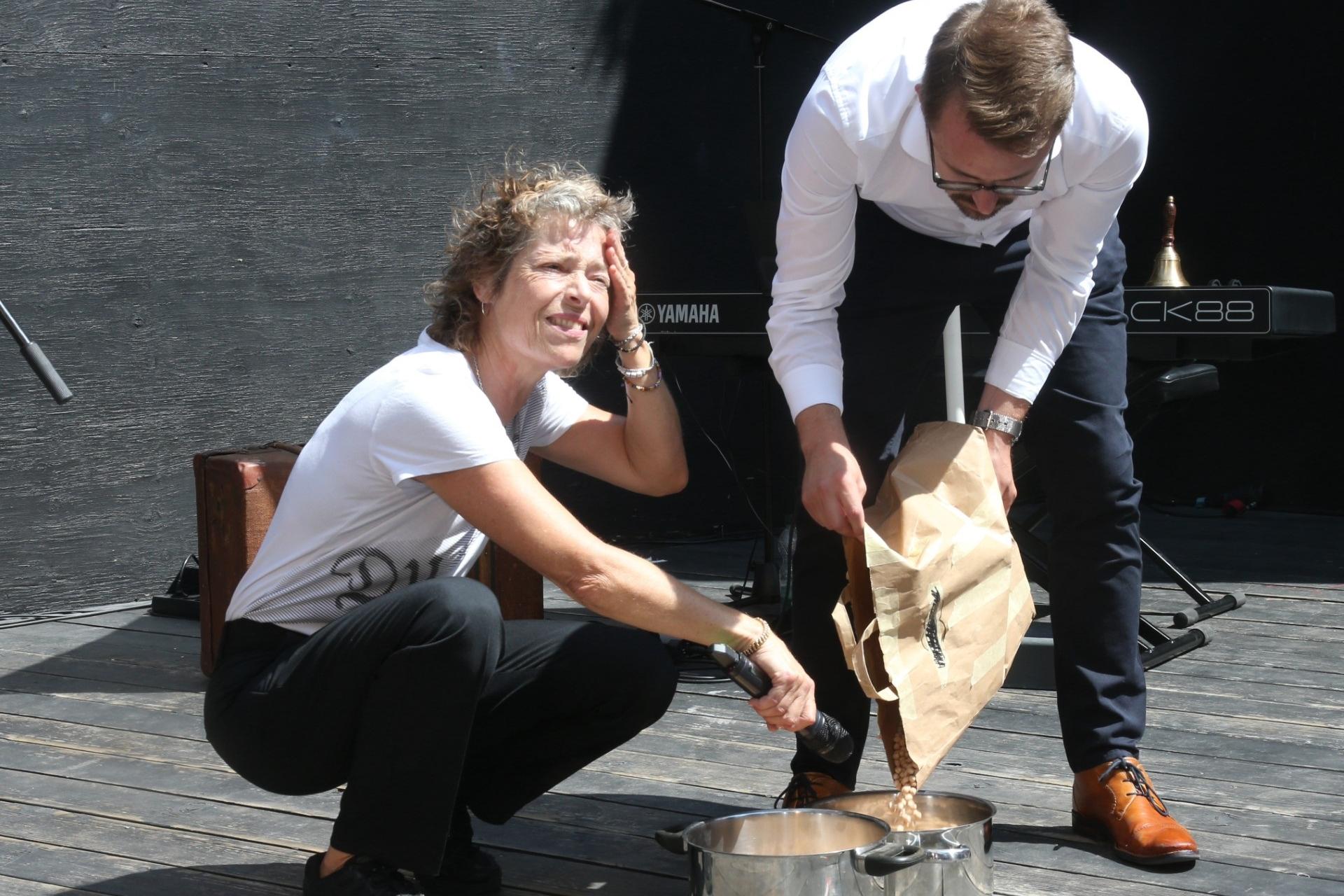 Verena Rendtorff und Markus Busch Kichererbsen füllen Kichererbsen in einen zwei Töpfe.