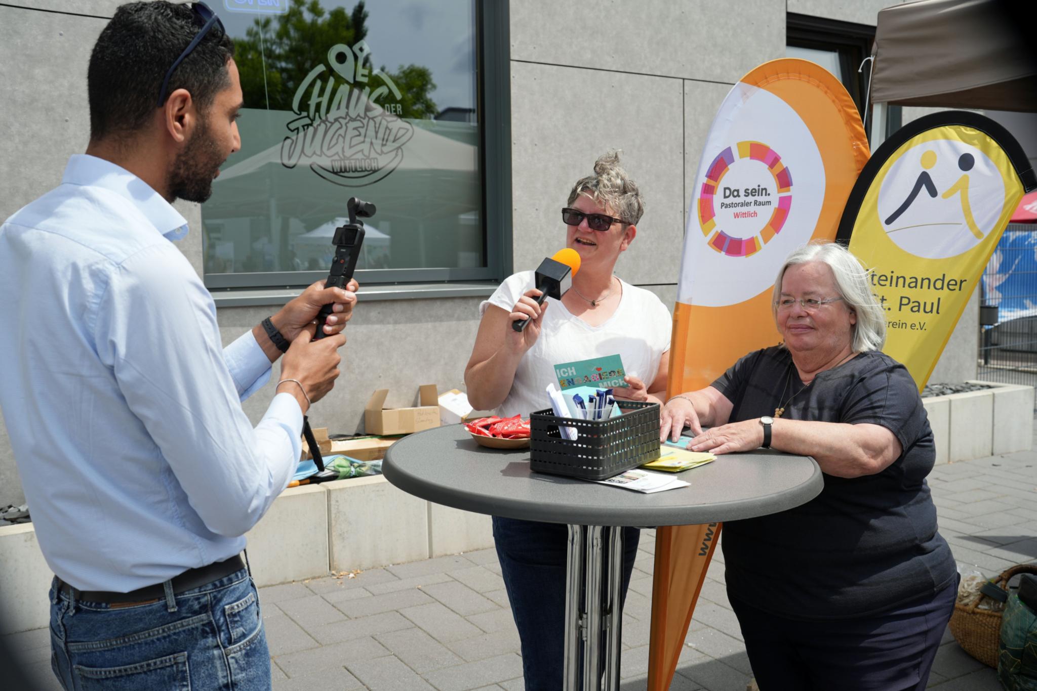 Achmed Mohamed zeichnet Videoclips auf von Menschen, die sich engagieren – hier von Susanne Briese und Karin Ballmann (von links).