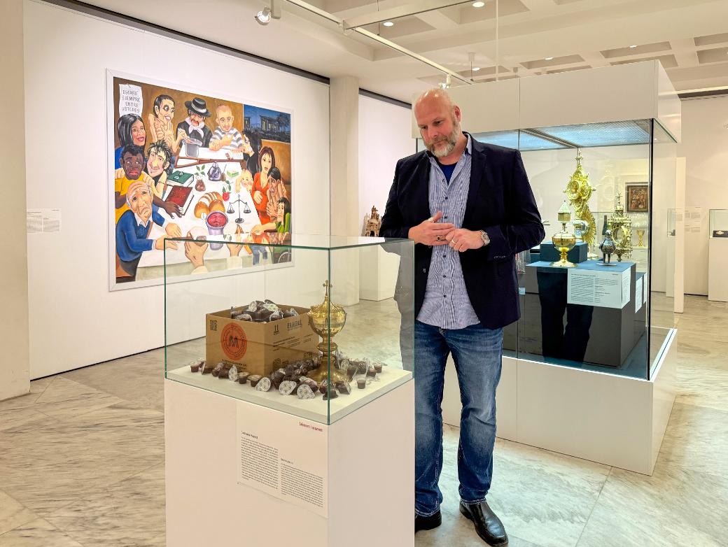 Jürgen von Ahn betrachtet das Exponat „Gold oder Plastik?“ in der Ausstellung „Das letzte Abendmahl“.