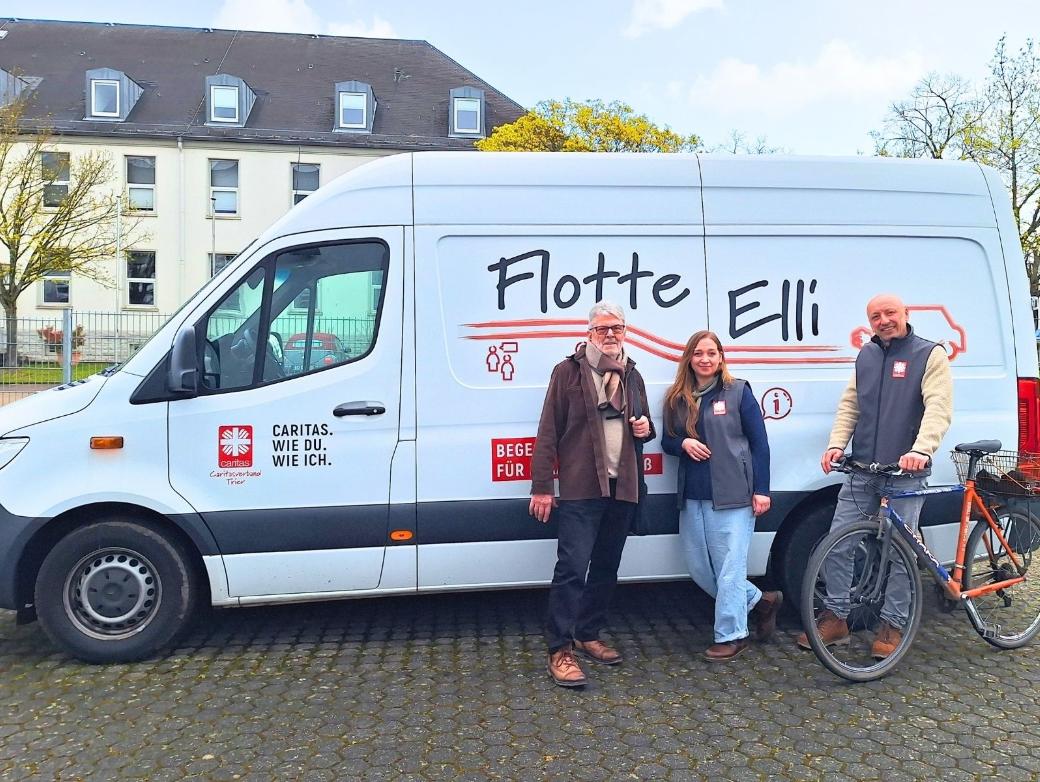 Reinhold Neisius (links) sowie Katharina Schettle und Volker Adrian von der Fluthilfe der Caritas Trier vor der „Flotten Elli“.