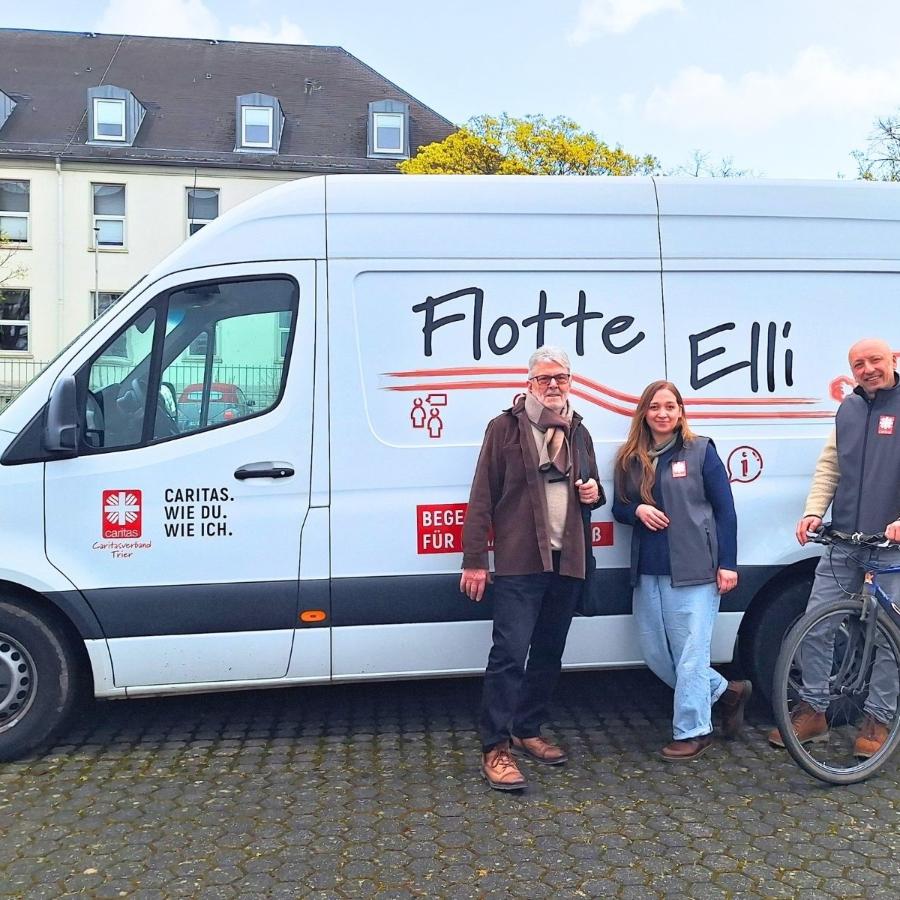 Reinhold Neisius (links) sowie Katharina Schettle und Volker Adrian von der Fluthilfe der Caritas Trier vor der „Flotten Elli“.