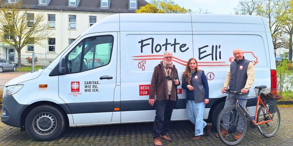 Reinhold Neisius (links) sowie Katharina Schettle und Volker Adrian von der Fluthilfe der Caritas Trier vor der „Flotten Elli“.