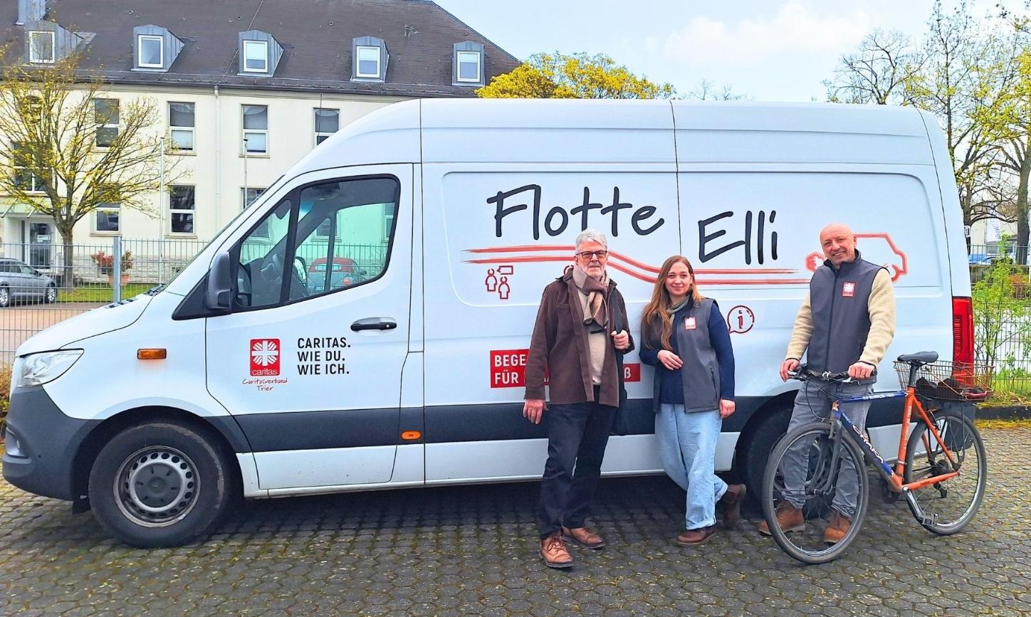 Reinhold Neisius (links) sowie Katharina Schettle und Volker Adrian von der Fluthilfe der Caritas Trier vor der „Flotten Elli“.
