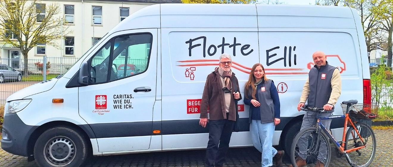 Reinhold Neisius (links) sowie Katharina Schettle und Volker Adrian von der Fluthilfe der Caritas Trier vor der „Flotten Elli“.