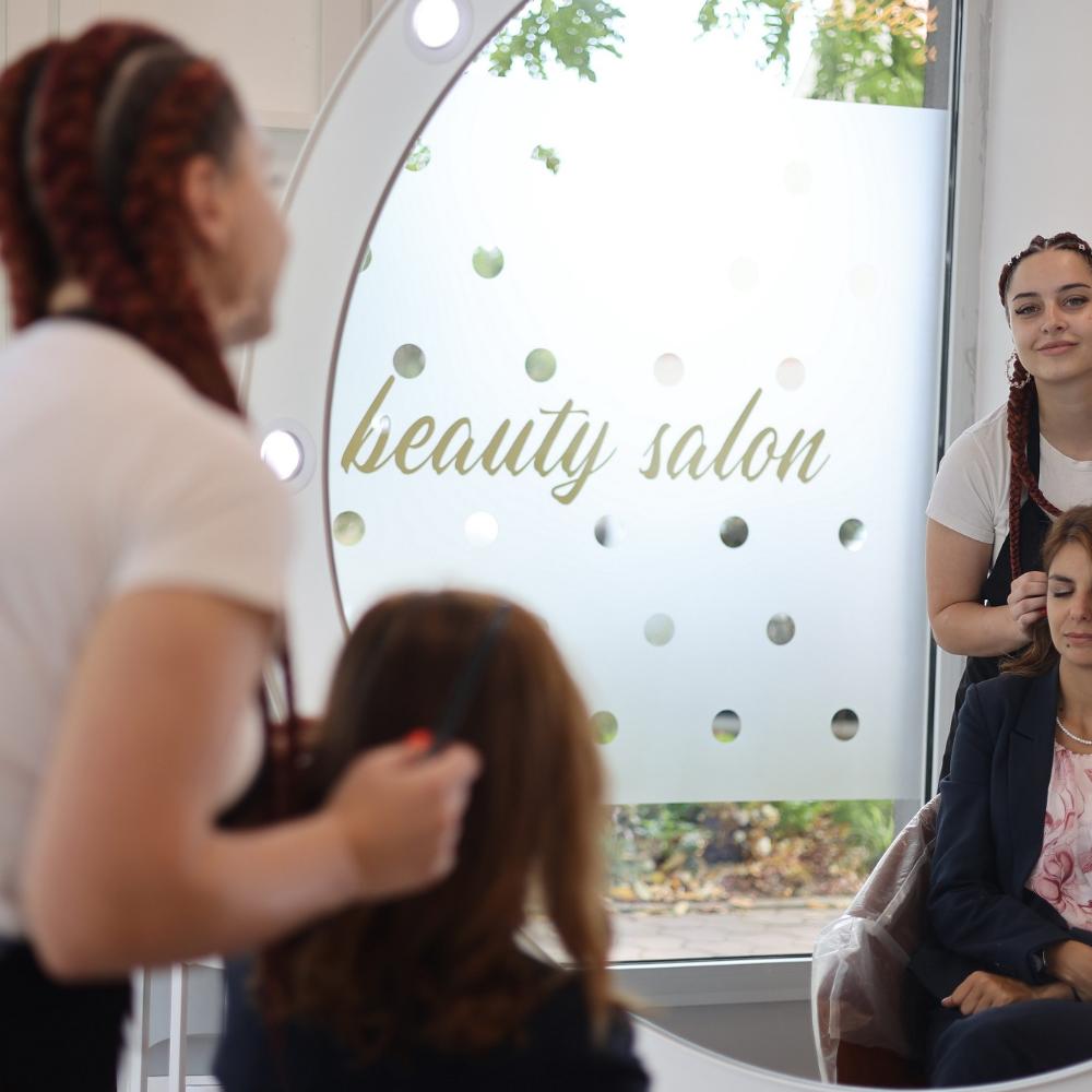 Friseurin und Kundin und deren Spiegelbild