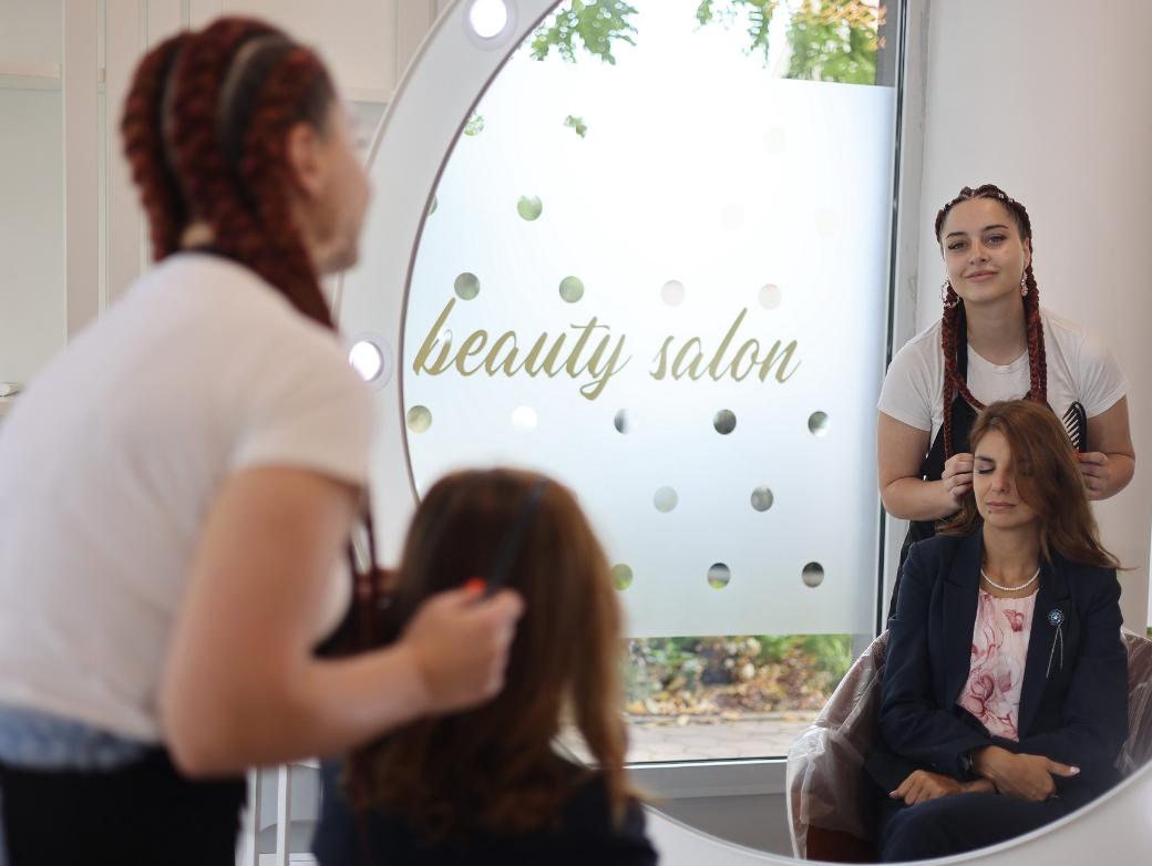 Friseurin und Kundin und deren Spiegelbild