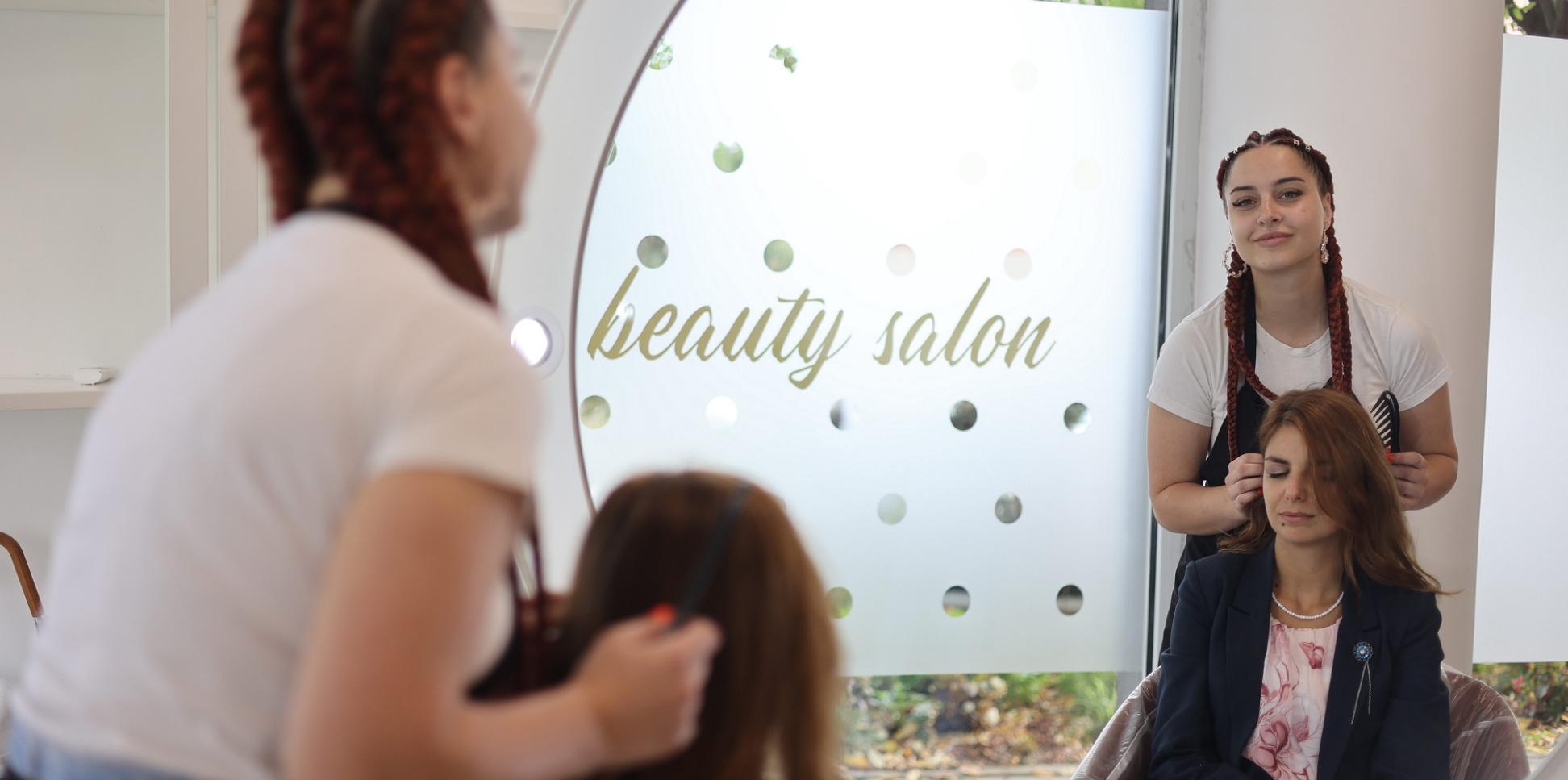 Friseurin und Kundin und deren Spiegelbild