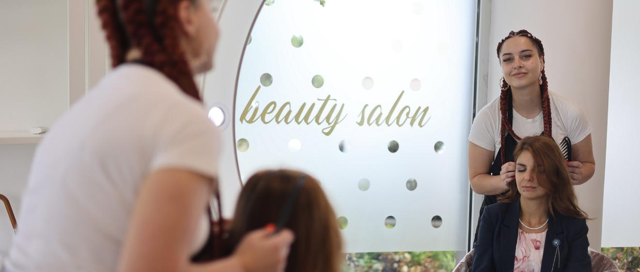 Friseurin und Kundin und deren Spiegelbild