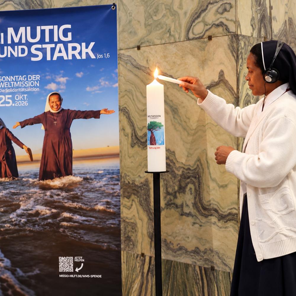 Schwester Nirina aus Madagaskar entzündet am 27. September im Aachener Mariendom die Aktionskerze zum Monat der Weltmission.