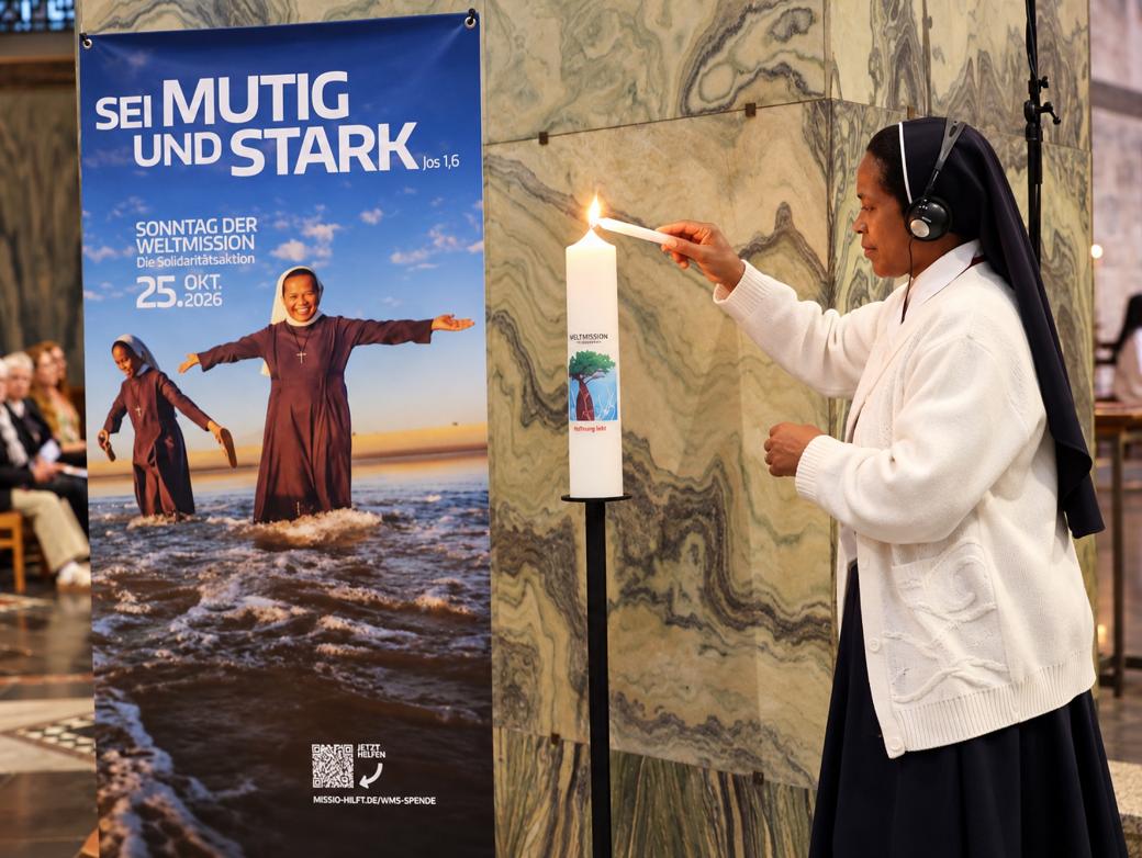Schwester Nirina aus Madagaskar entzündet am 27. September im Aachener Mariendom die Aktionskerze zum Monat der Weltmission.