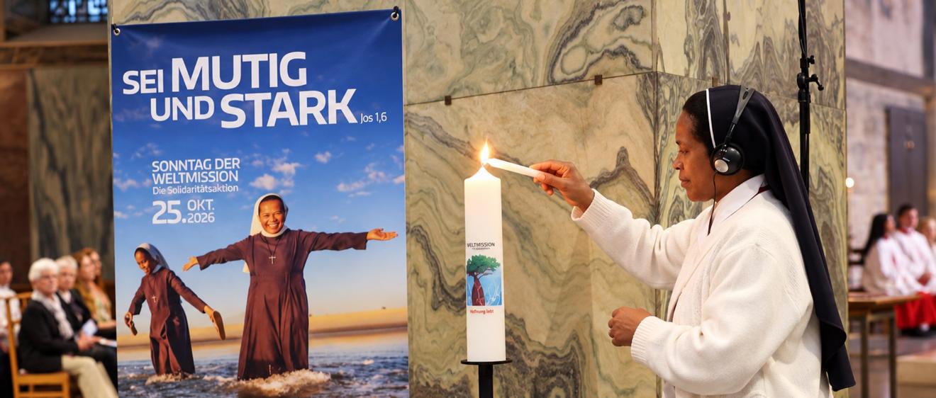 Schwester Nirina aus Madagaskar entzündet am 27. September im Aachener Mariendom die Aktionskerze zum Monat der Weltmission.