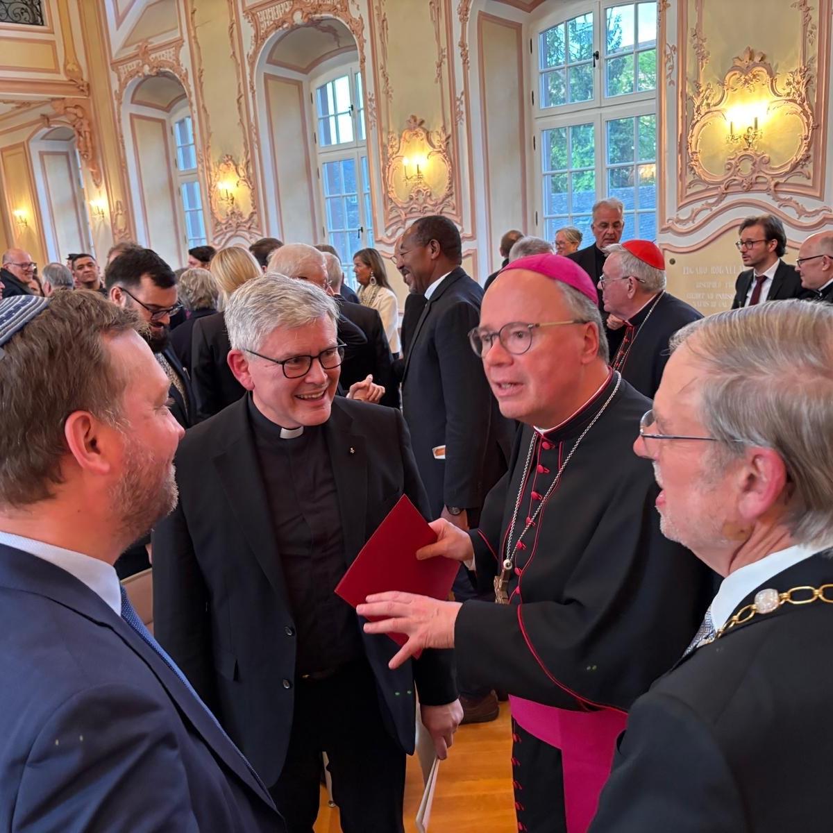 Die neuen Honorarprofessoren Prof. Dr. Jehoschua Ahrens und Prof. Dr. Dr. Jean Ehret während der akademischen Feier mit Bischof Dr. Stephan Ackermann und Rektor Prof. Dr. Walter Andreas Euler (von links).