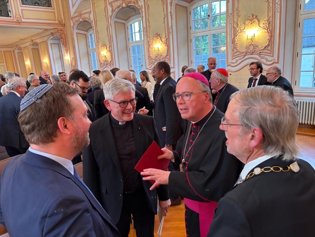 Die neuen Honorarprofessoren Prof. Dr. Jehoschua Ahrens und Prof. Dr. Dr. Jean Ehret während der akademischen Feier mit Bischof Dr. Stephan Ackermann und Rektor Prof. Dr. Walter Andreas Euler (von links).