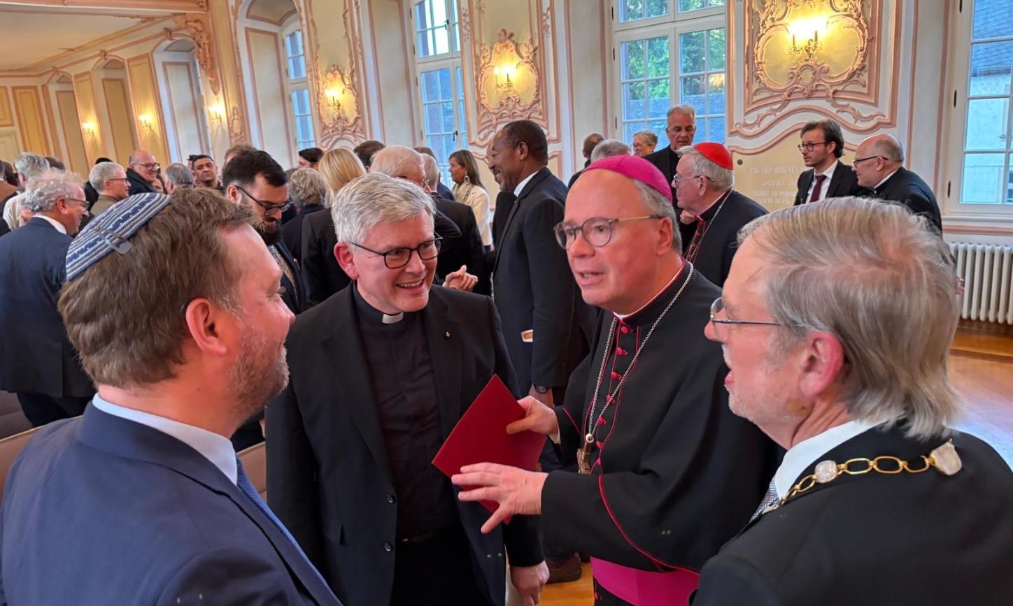 Die neuen Honorarprofessoren Prof. Dr. Jehoschua Ahrens und Prof. Dr. Dr. Jean Ehret während der akademischen Feier mit Bischof Dr. Stephan Ackermann und Rektor Prof. Dr. Walter Andreas Euler (von links).