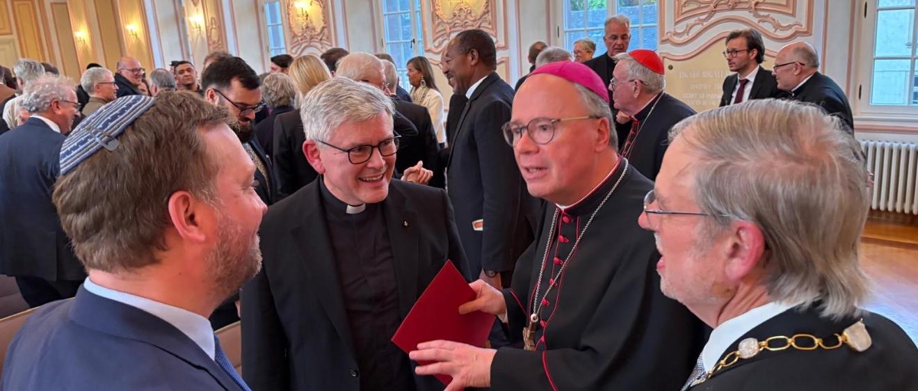 Die neuen Honorarprofessoren Prof. Dr. Jehoschua Ahrens und Prof. Dr. Dr. Jean Ehret während der akademischen Feier mit Bischof Dr. Stephan Ackermann und Rektor Prof. Dr. Walter Andreas Euler (von links).