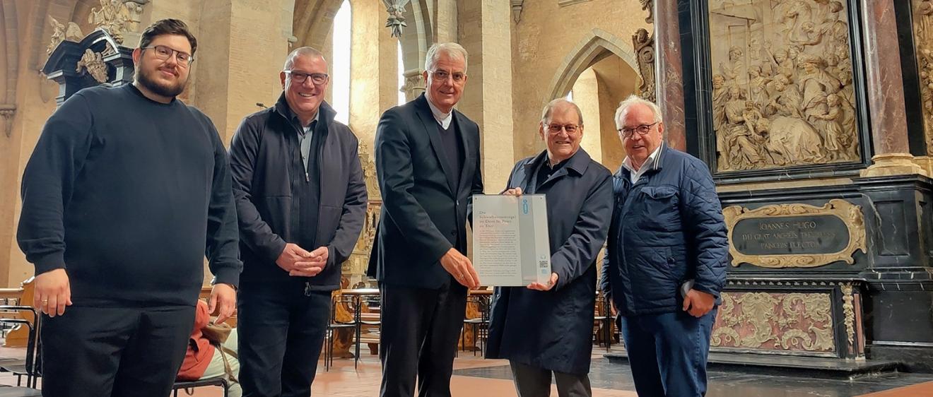 Hermann Lewen und Prof. Dr. Oscar Gabriel übergeben die Infotafel an Dompropst Weihbischof Jörg Michael Peters, Domkapitular Matthias Struth und Domorganist Marcel Eliasch (von rechts).