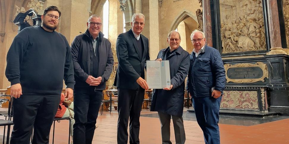 Hermann Lewen und Prof. Dr. Oscar Gabriel übergeben die Infotafel an Dompropst Weihbischof Jörg Michael Peters, Domkapitular Matthias Struth und Domorganist Marcel Eliasch (von rechts).