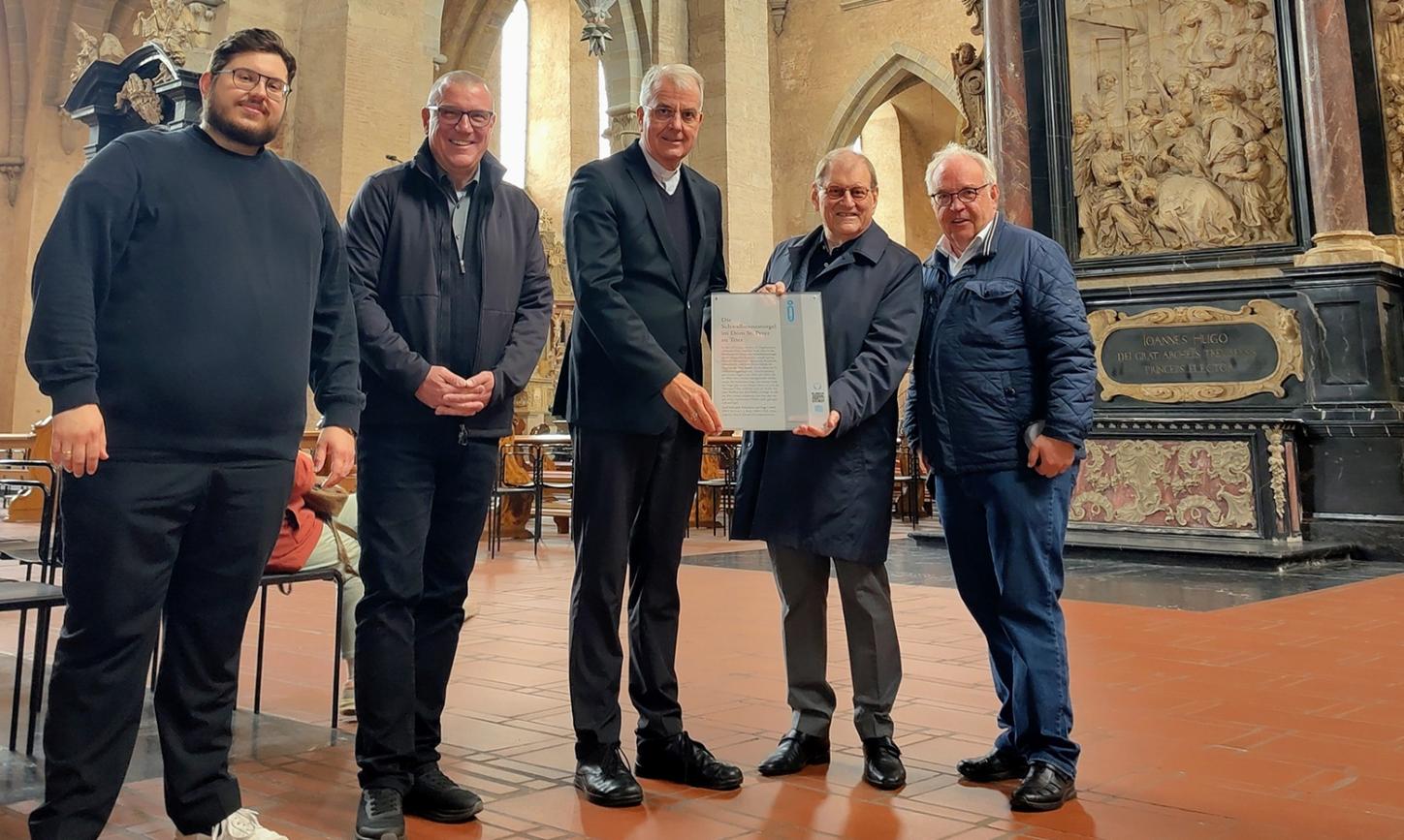 Hermann Lewen und Prof. Dr. Oscar Gabriel übergeben die Infotafel an Dompropst Weihbischof Jörg Michael Peters, Domkapitular Matthias Struth und Domorganist Marcel Eliasch (von rechts).