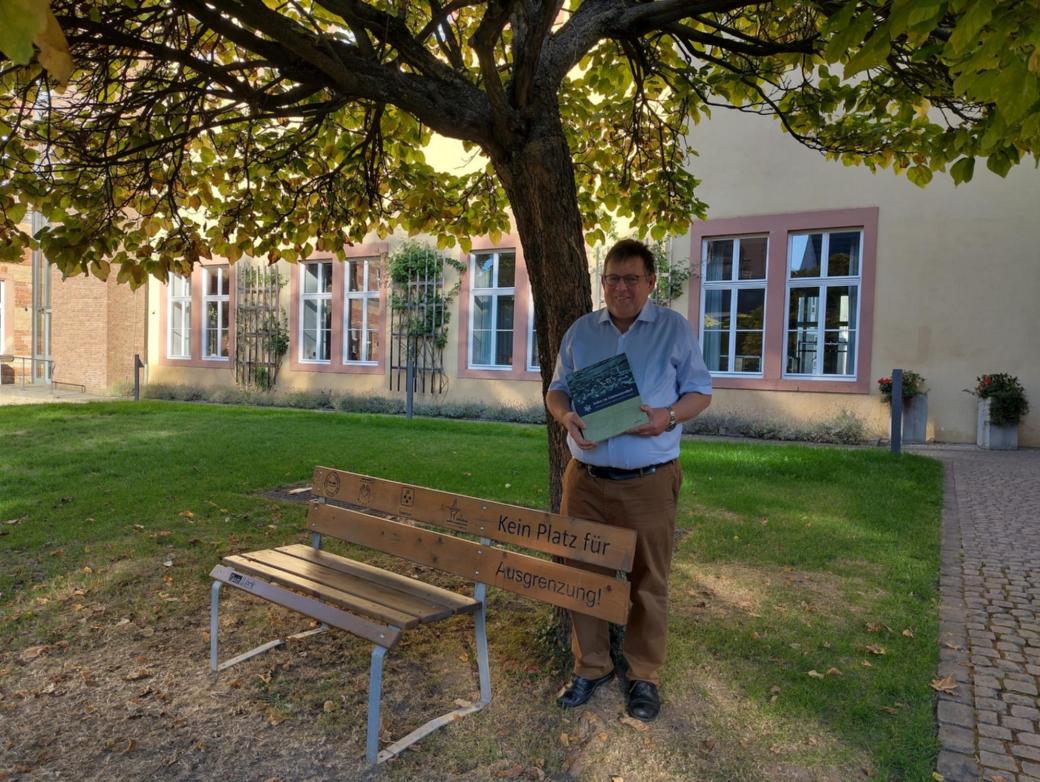 Autor Heinz Ganz-Ohlig mit seinem Buch