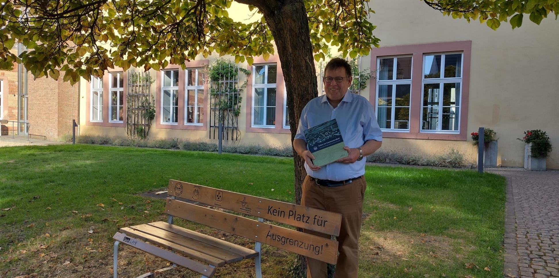 Autor Heinz Ganz-Ohlig mit seinem Buch