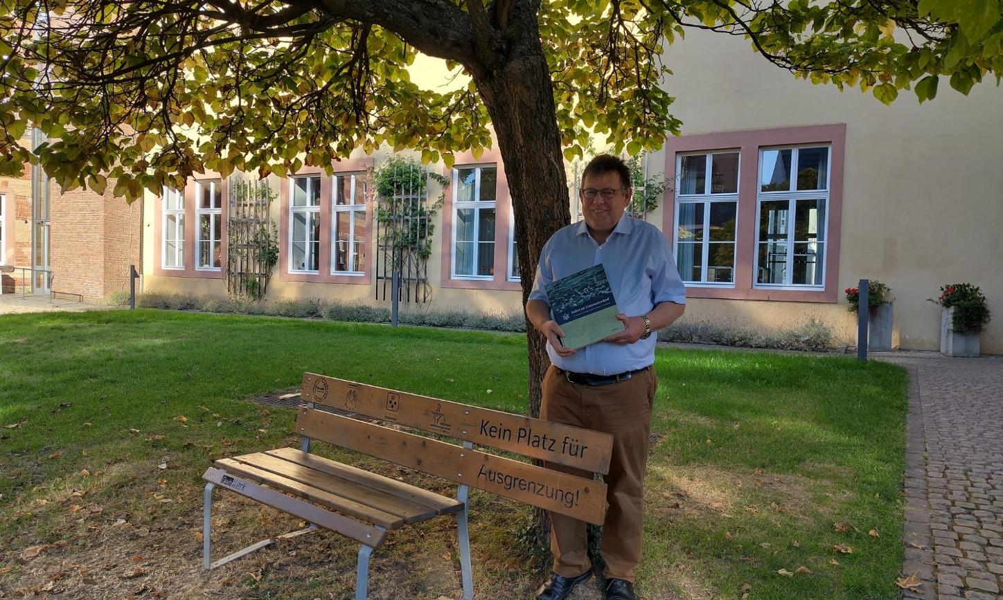 Autor Heinz Ganz-Ohlig mit seinem Buch