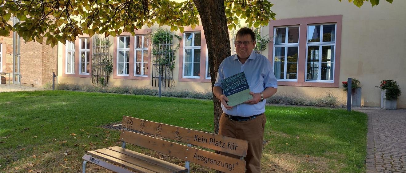 Autor Heinz Ganz-Ohlig mit seinem Buch