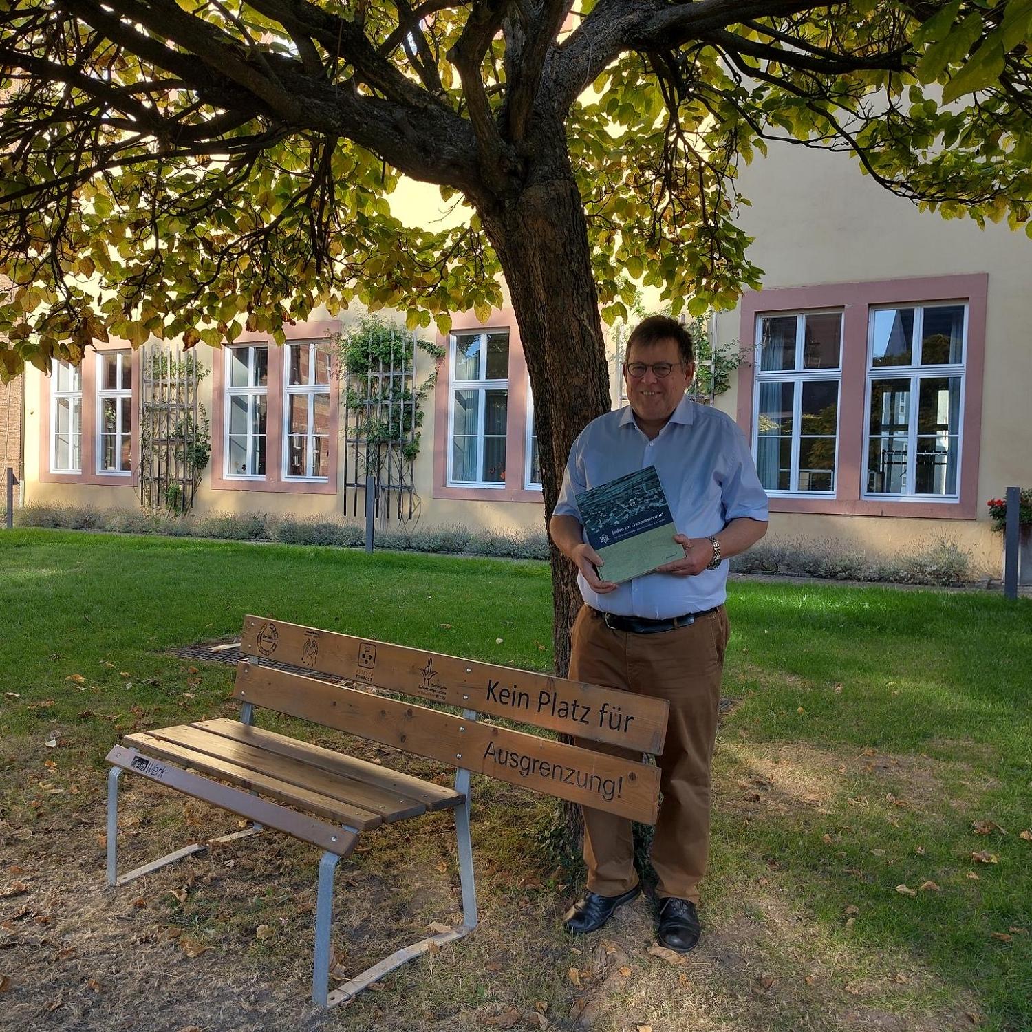 Autor Heinz Ganz-Ohlig mit seinem Buch