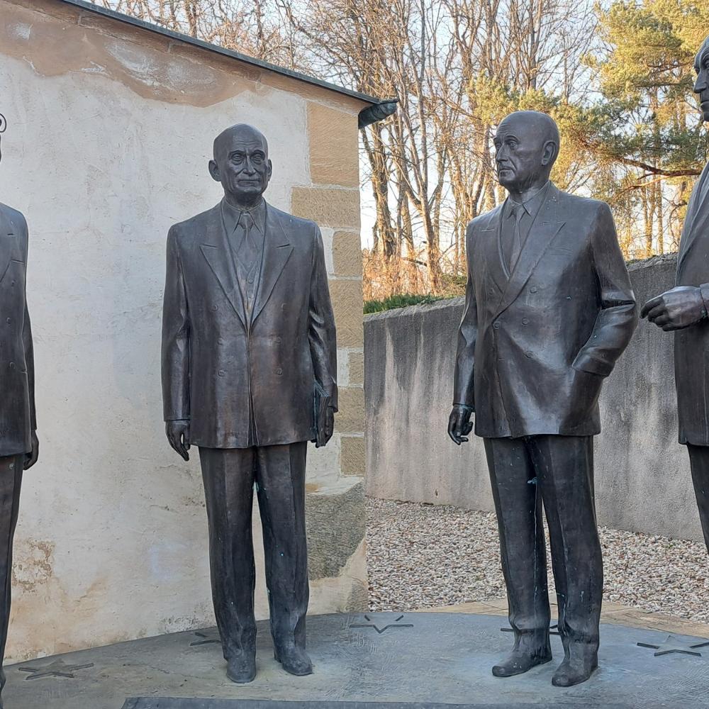 Ein Denkmal in Scy-Chazelles erinnert an Robert Schuman (zweiter von links) als einen Gründervater der europäischen Gemeinschaft.