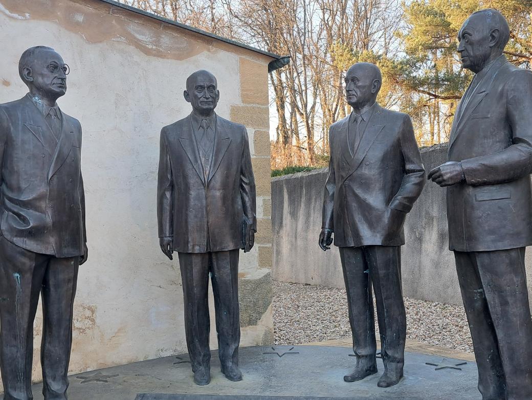 Ein Denkmal in Scy-Chazelles erinnert an Robert Schuman (zweiter von links) als einen Gründervater der europäischen Gemeinschaft.