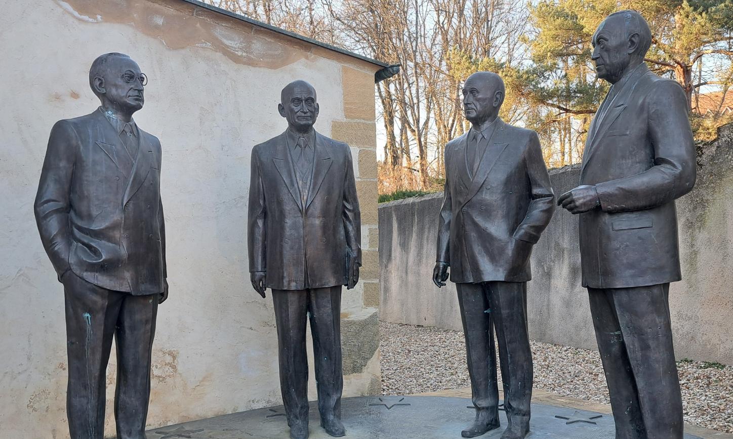 Ein Denkmal in Scy-Chazelles erinnert an Robert Schuman (zweiter von links) als einen Gründervater der europäischen Gemeinschaft.