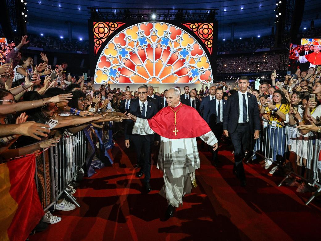 Papst Leo XIV. schreitet durch eine jubelnde Menge.