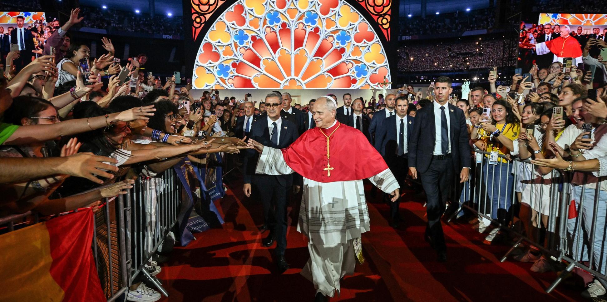 Papst Leo XIV. schreitet durch eine jubelnde Menge.