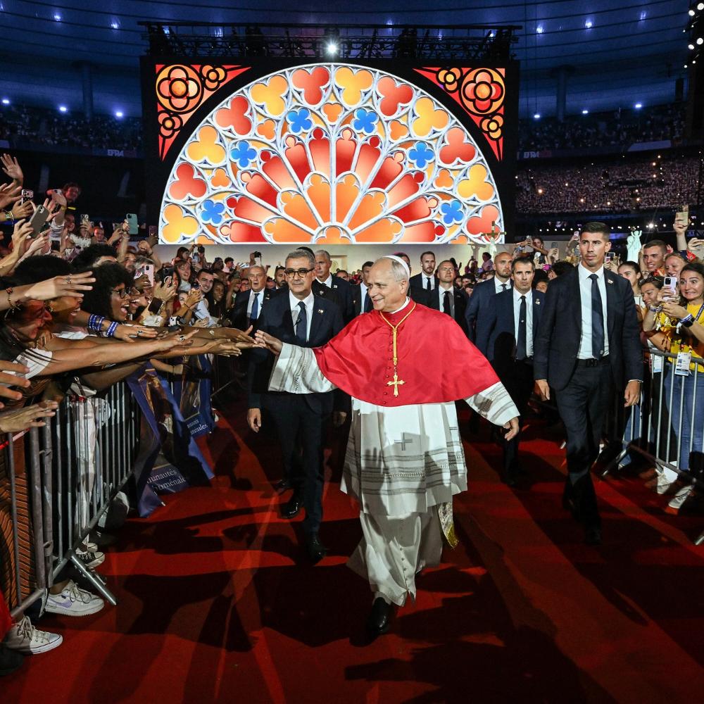 Papst Leo XIV. schreitet durch eine jubelnde Menge.
