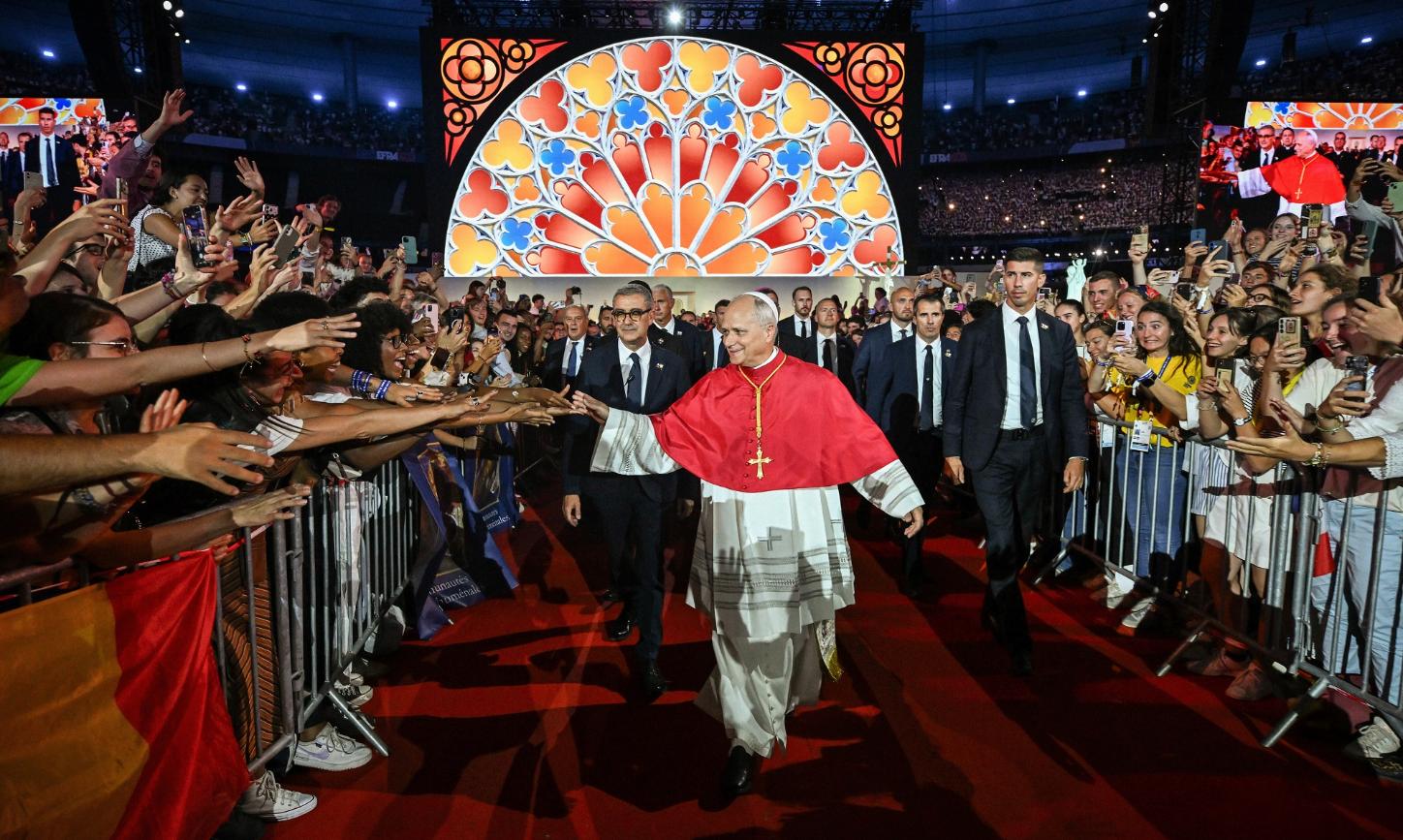 Papst Leo XIV. schreitet durch eine jubelnde Menge.